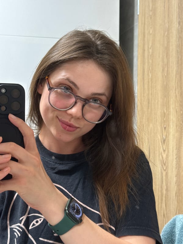 Woman documents evening routine with selfies in Balatonlelle bathroom