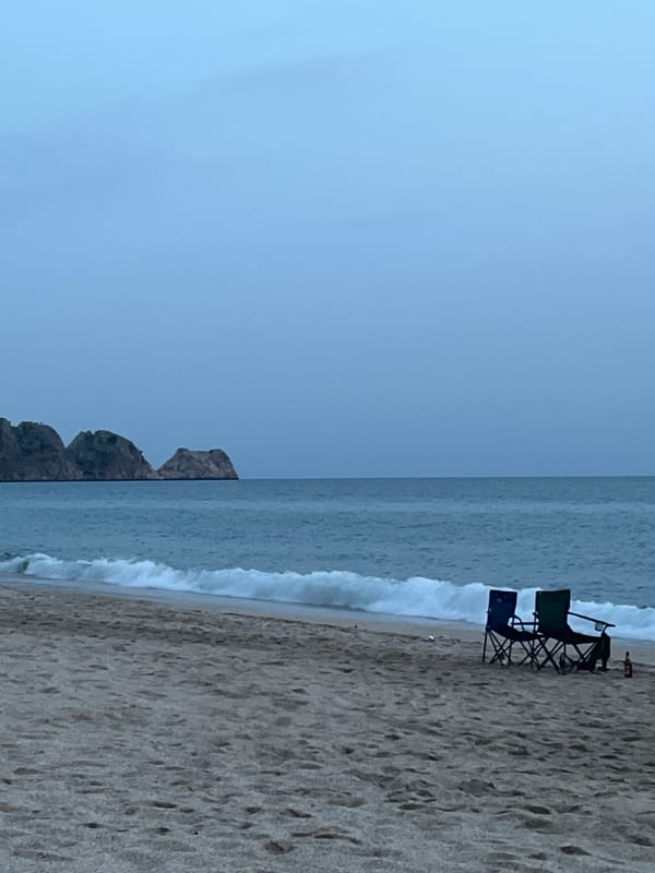Two beachgoers enjoy afternoon by water in Alanya