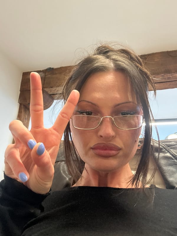 London woman creates selfies and social media text images