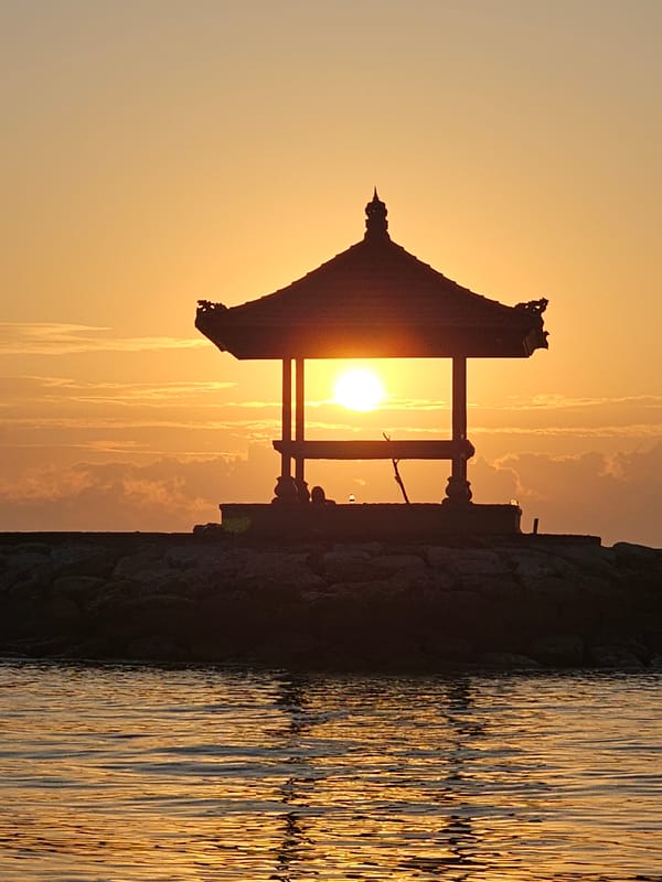 Denpasar beach sunrise and sunset scenes captured by witnesses