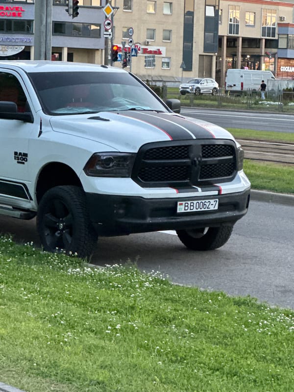 Evening scenes documented across Minsk parks and streets