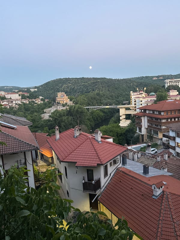 Veliko Tarnovo at dusk: moonrise, monuments, and street life