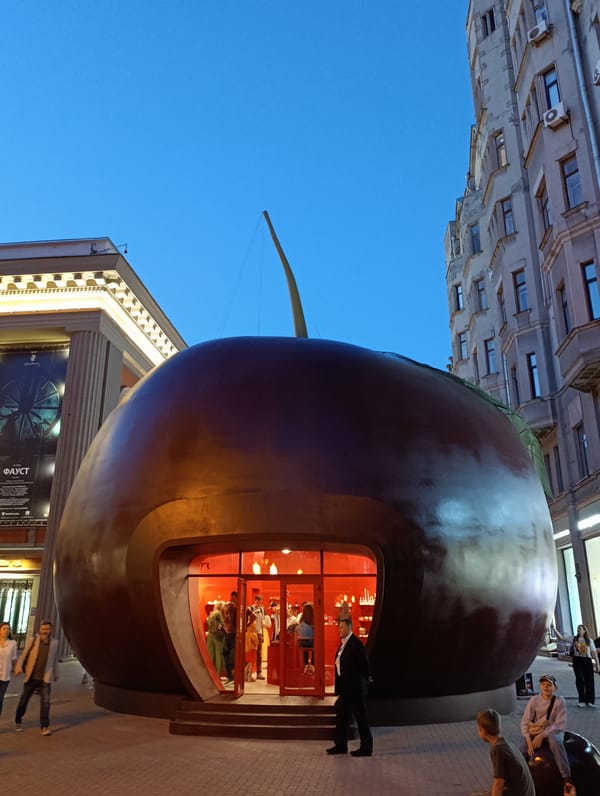 Street performers entertain crowds across central Moscow districts Friday evening