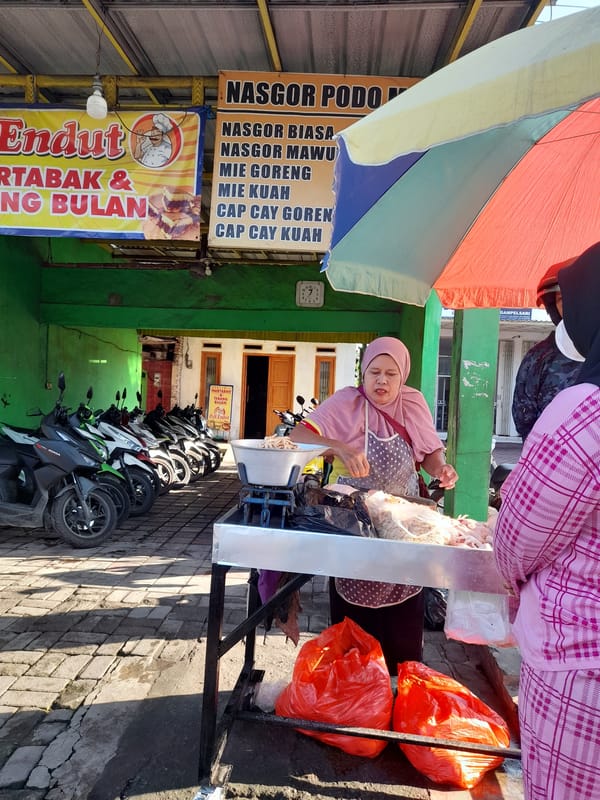 Street vendors and daily life captured in Balonggabus