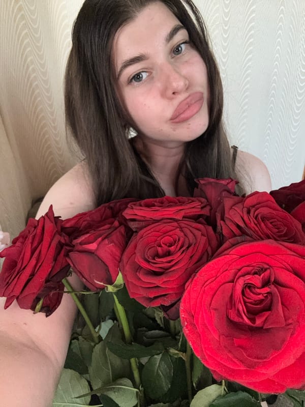 Woman documents moment with roses, selfies in Мещёры, Russia
