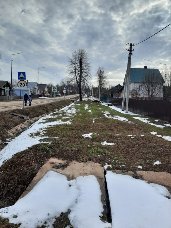 Street scene captured in Krasnogorskoye, Russia during spring transition