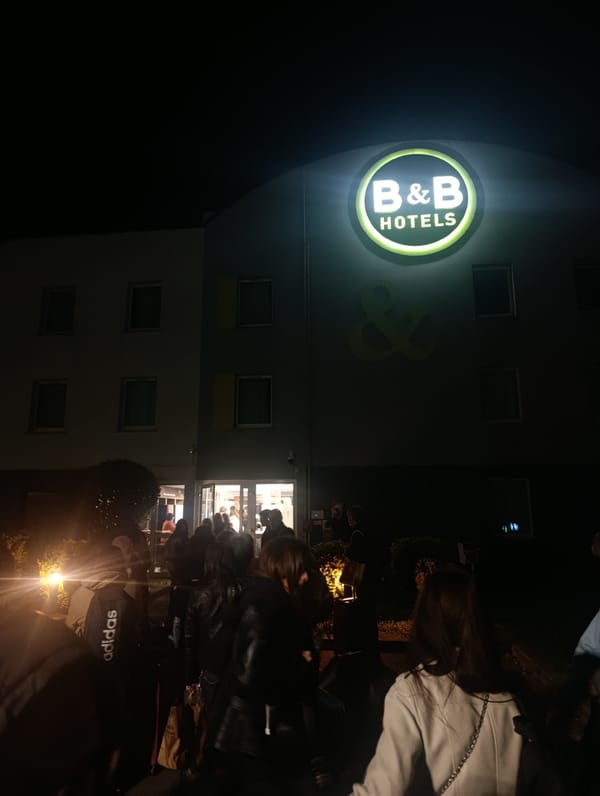Evening activity at B&B Hotel entrance in Betting, France