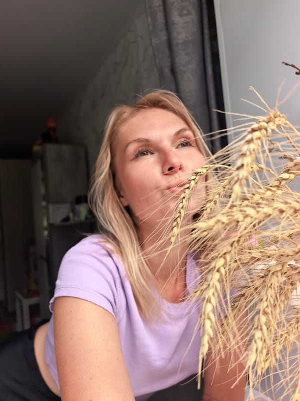 Casual home session in Sterlitamak with a toddler nearby