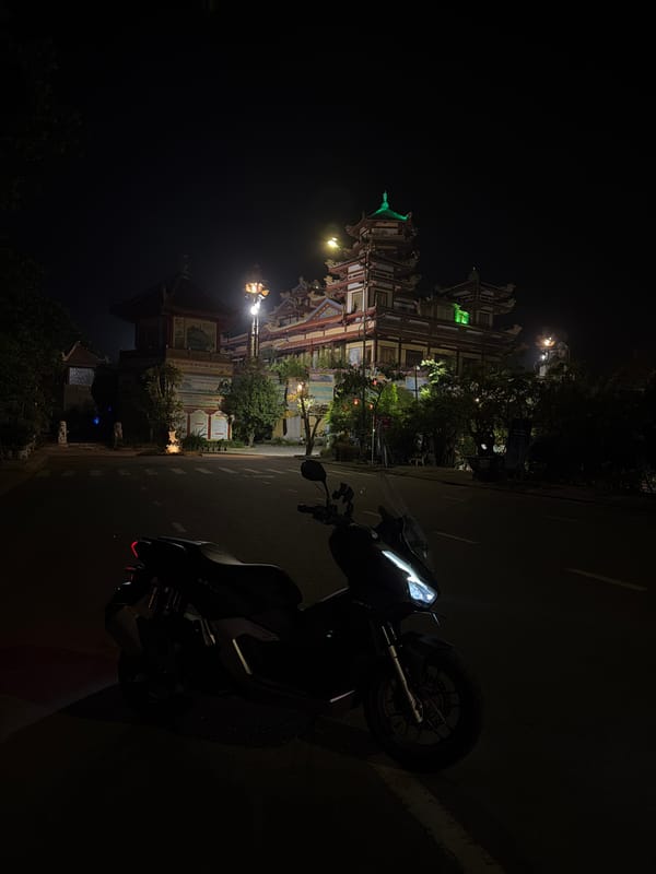 Night motorcycle tour captures Buddhist temple visit in Đà Nẵng