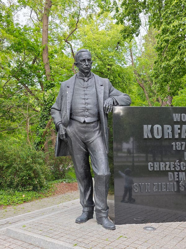 Warsaw public spaces and monuments documented in afternoon walk