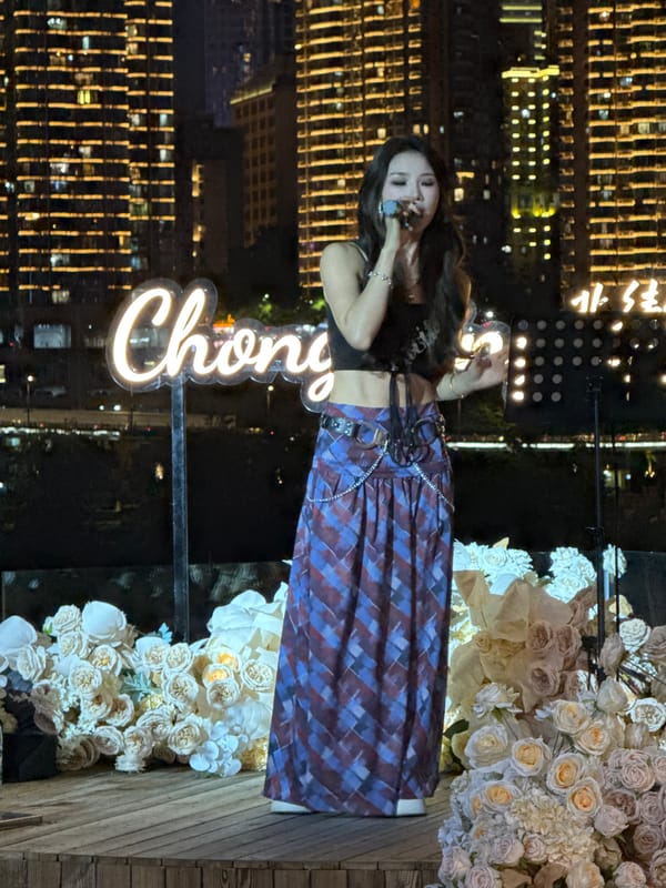 Evening performance draws crowds to Chongqing waterfront dining venue
