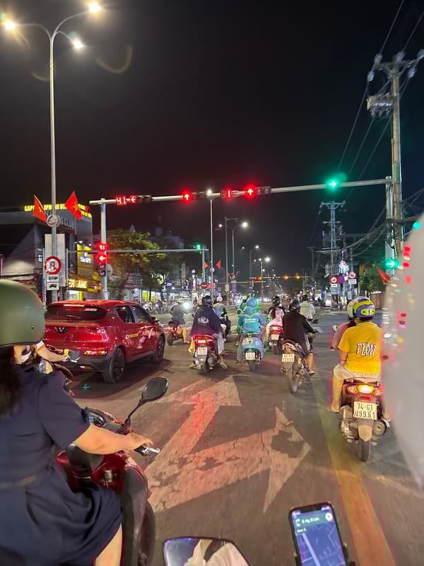 Evening motorbike traffic waits at Đà Nẵng intersection