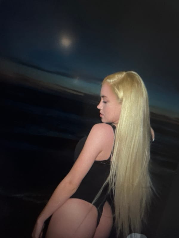 Blonde-haired subjects captured in rotated photo memories over 20 minutes
