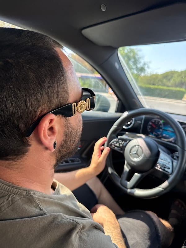 Driver makes obscene gesture while traveling with baby in Aprilia