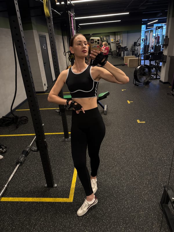 Woman documents workout session with selfies at Sochi gym