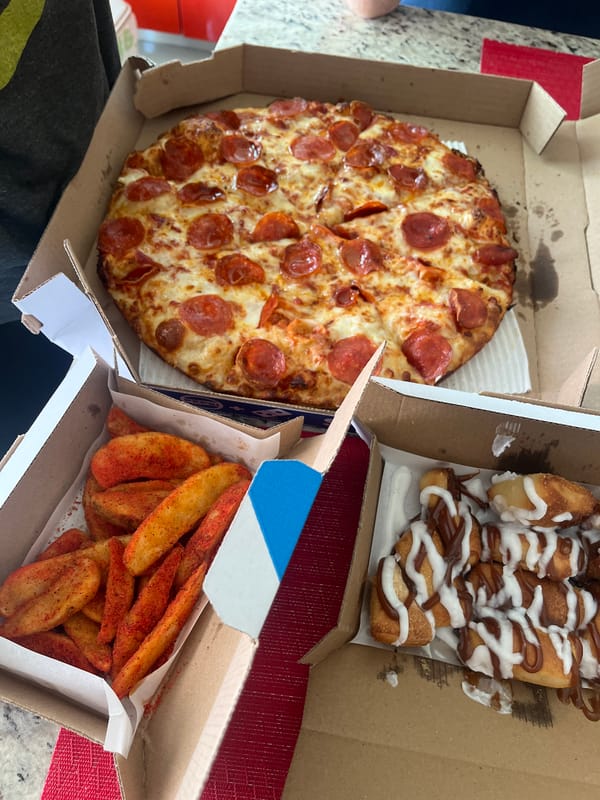 Pizza chain takeout documented in Mexico neighborhood