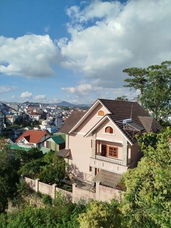 Morning scenes from Da Lat cafes and streets documented