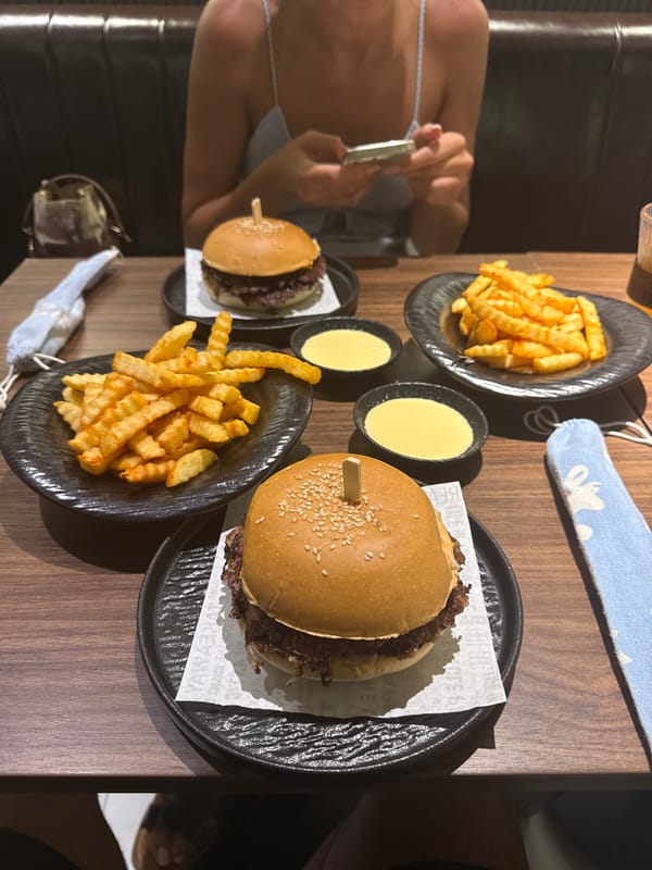 Diners share burger meal at Đà Nẵng restaurant