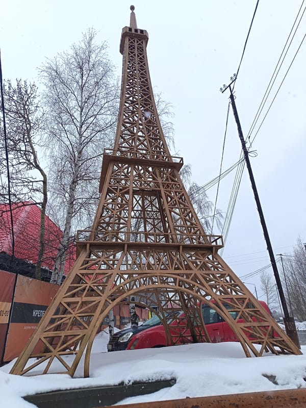 Eiffel Tower replica spotted in snowy Nizhnevartovsk, Russia
