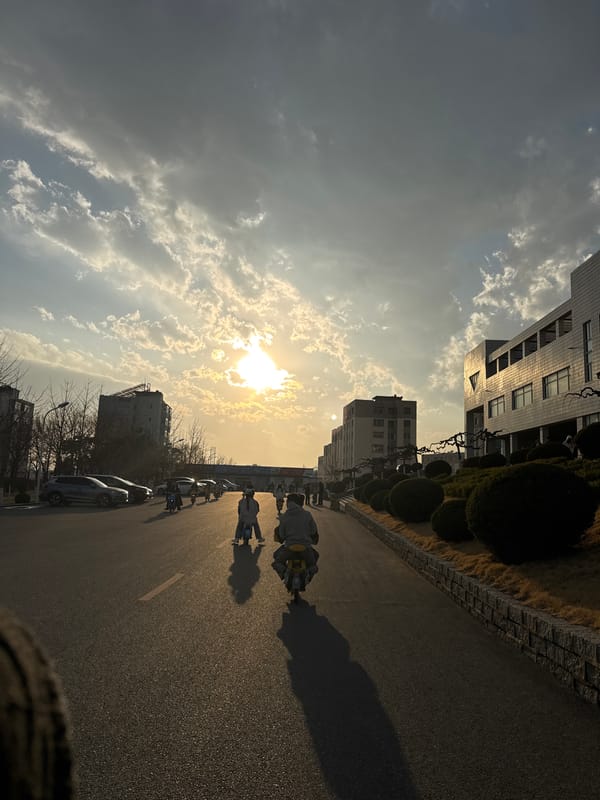 Morning street scene captured in Zhongtun, China