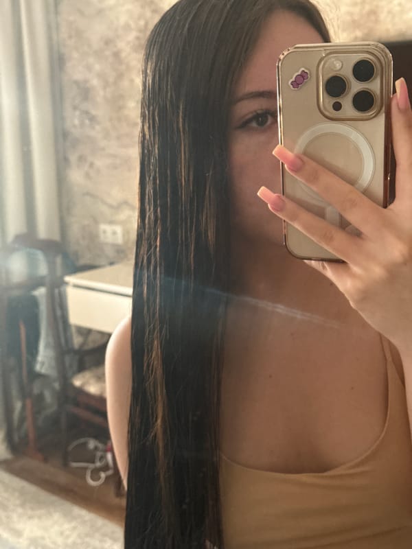 Woman documents morning routine through 30 photos in Russian apartment