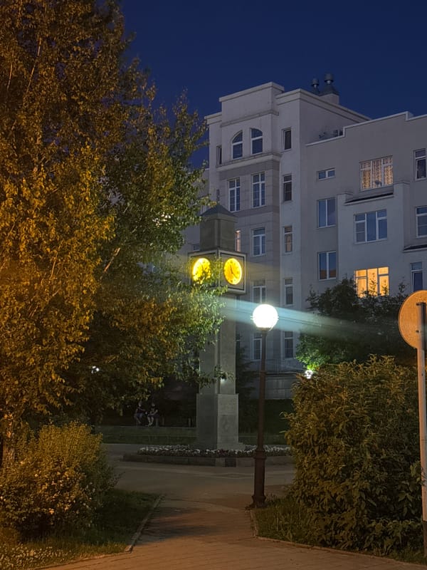 Kemerovo at nightfall: parks, neon, and city blocks