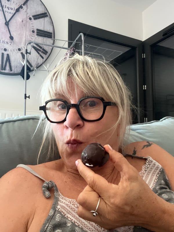 Lazy Sunday morning in Chambœuf: food, sofas, and social posts