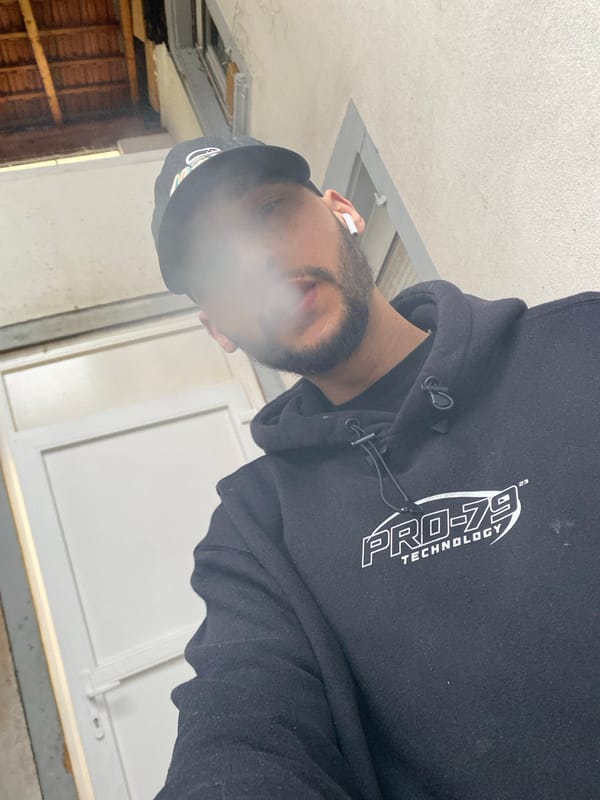 Man in tech hoodie spotted smoking in Schiltigheim
