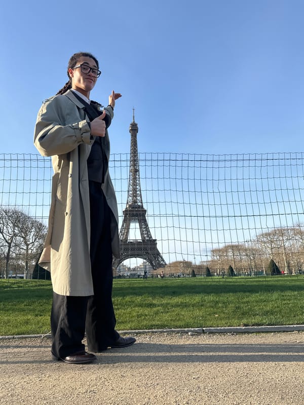 Tourists pose with Eiffel Tower in typical Paris photo session