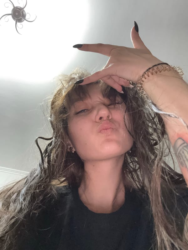 Extended home selfie session in a Novokuznetsk apartment