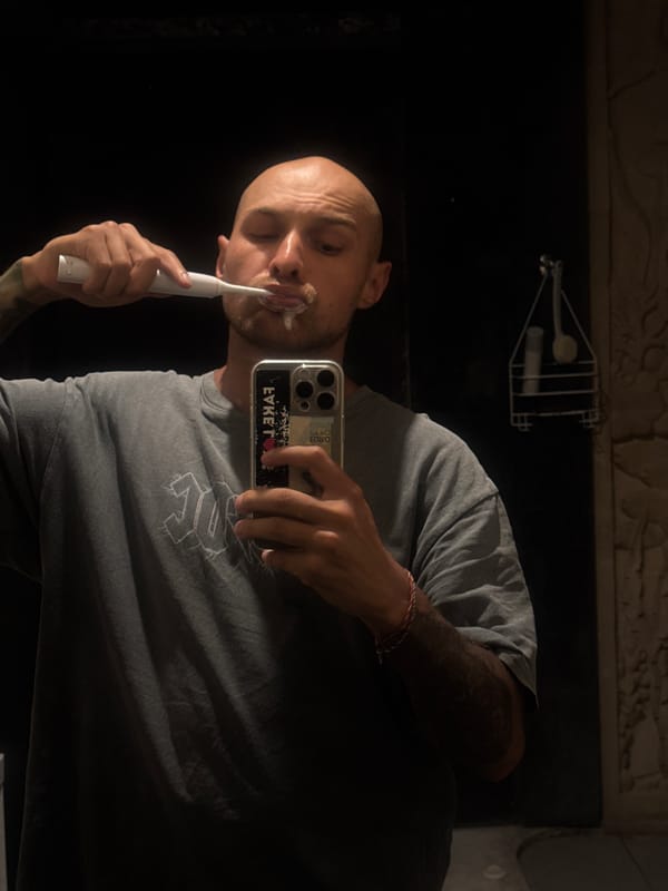 Bathroom selfies and ornate carvings in Kuta Selatan