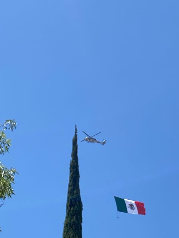 Helicopter spotted flying near Mexican flag in Puebla