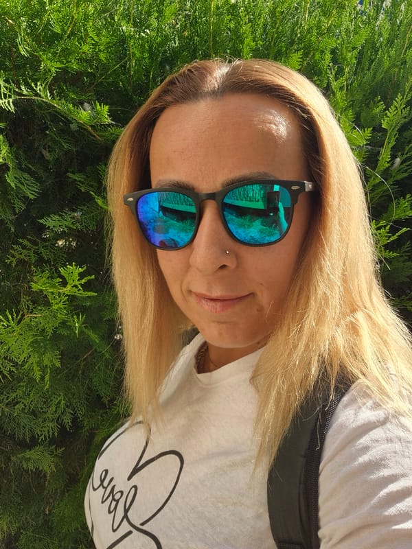 Coffee, gym, and selfies across a casual morning out