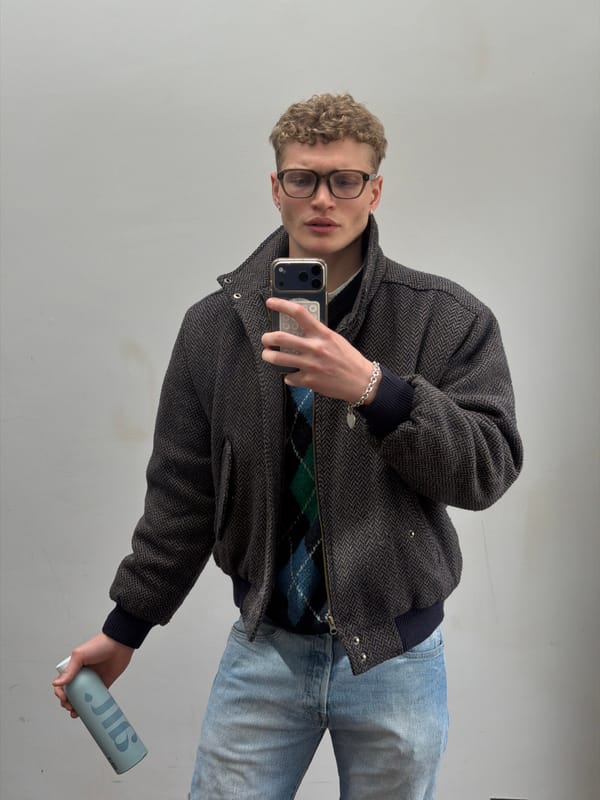 Man takes mirror selfie in London bathroom
