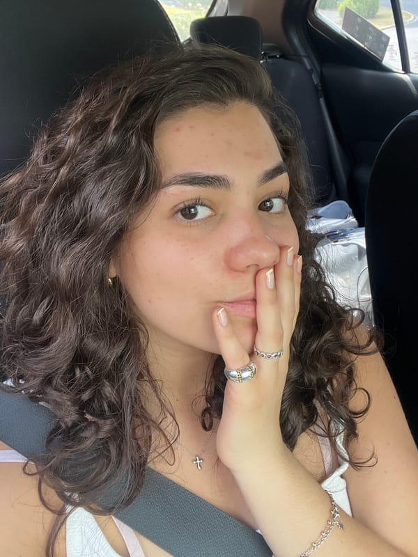 Woman takes playful car selfies in Mexico City