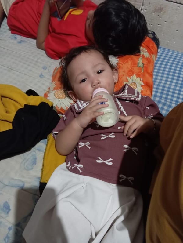 Child feeding time and pomelo fruit documented in Baron