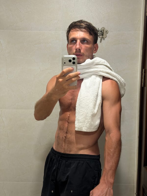 Man takes mirror selfie in Đà Nẵng bathroom