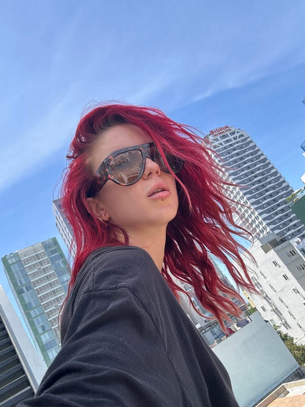 Rooftop selfies over the Đà Nẵng skyline, sunglasses in focus