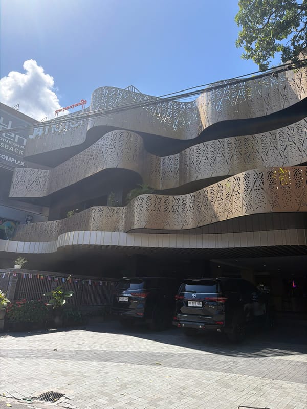 Witness captures bustling Kuta street scenes during sunny morning