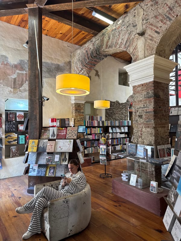 Afternoon gathering documented at historic Puebla bookstore cafe