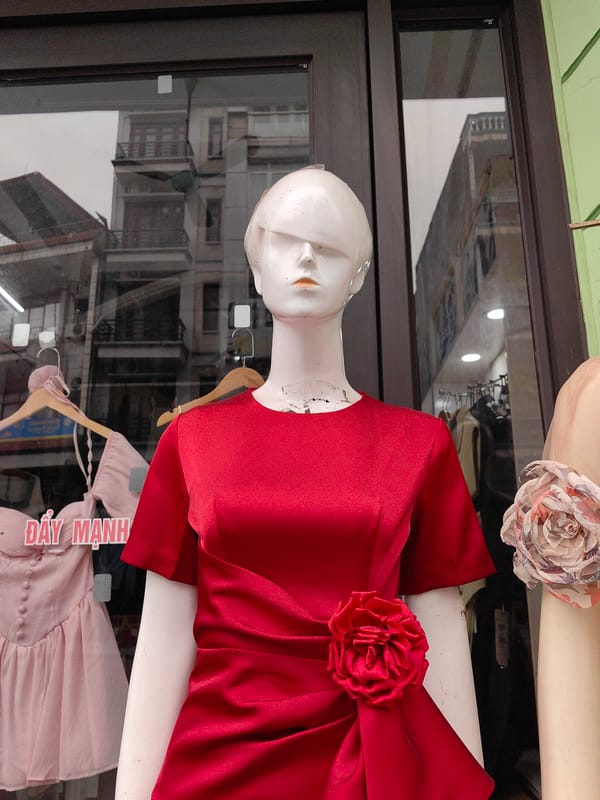 Morning retail scenes captured in Bai Chay Ward Vietnam