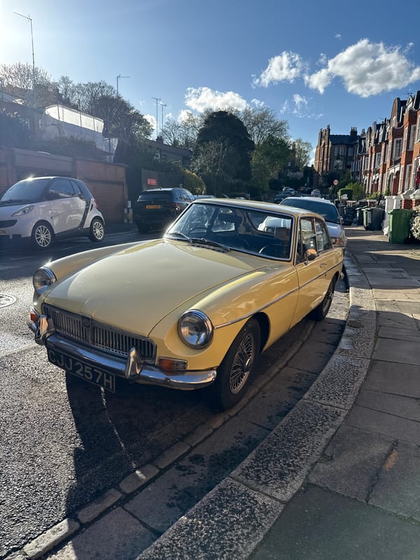 Spring afternoon snapshots capture ordinary London street life