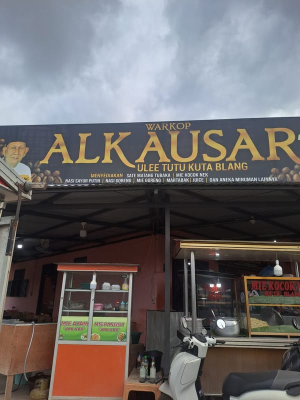 Daily life documented in Tingkeummanyang, Indonesia streets and eateries