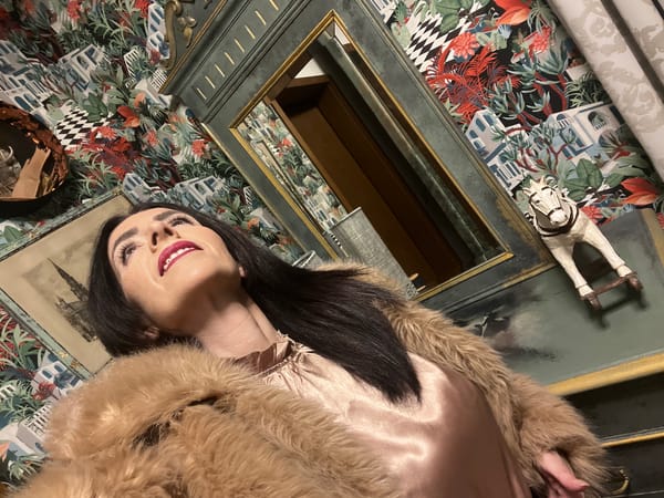 Woman takes selfies in bedroom, bathroom in Konz