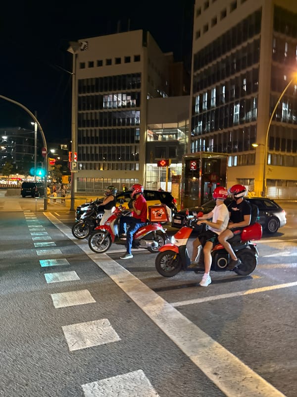 Tuesday night foot traffic around Las Arenas, Plaça d'Espanya