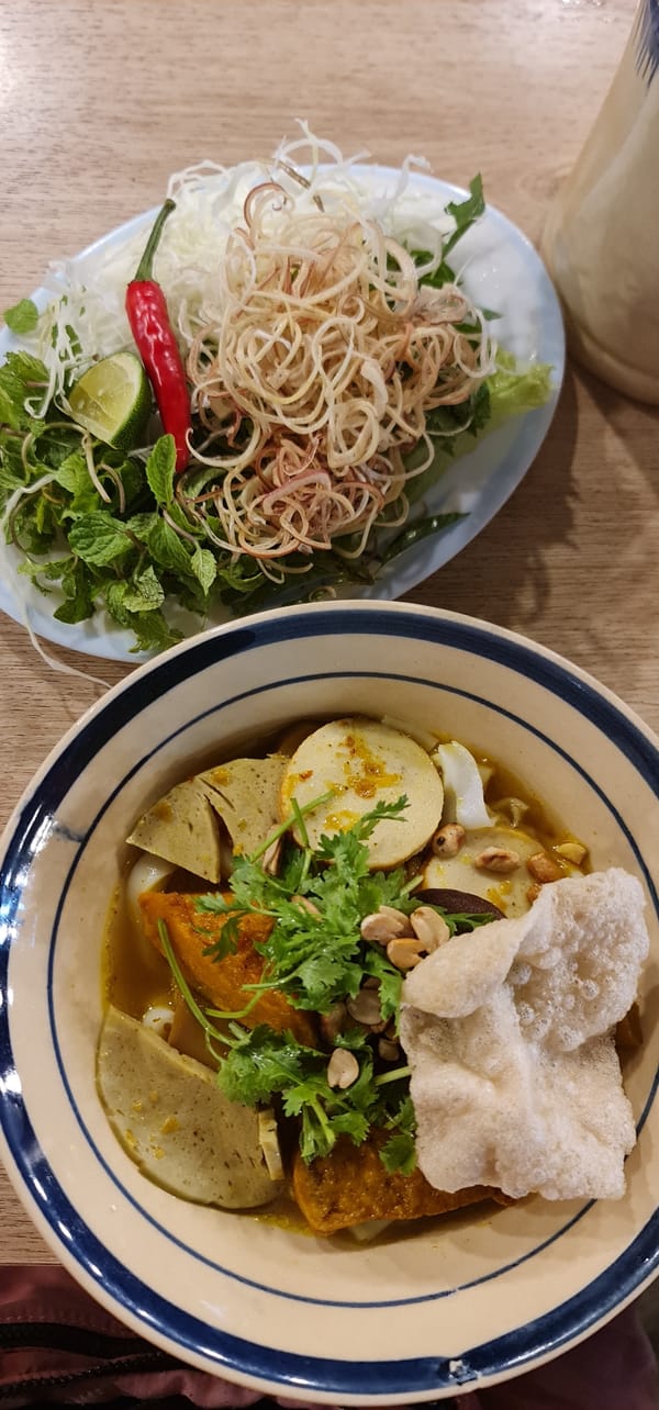 Daily life moments captured in Đà Nẵng: meal, family