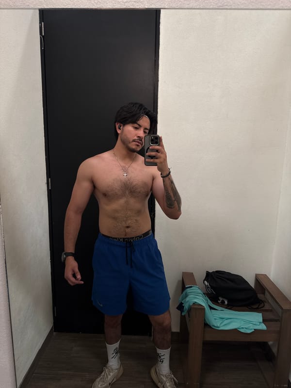 Man takes multiple gym selfies in Puebla fitness facility