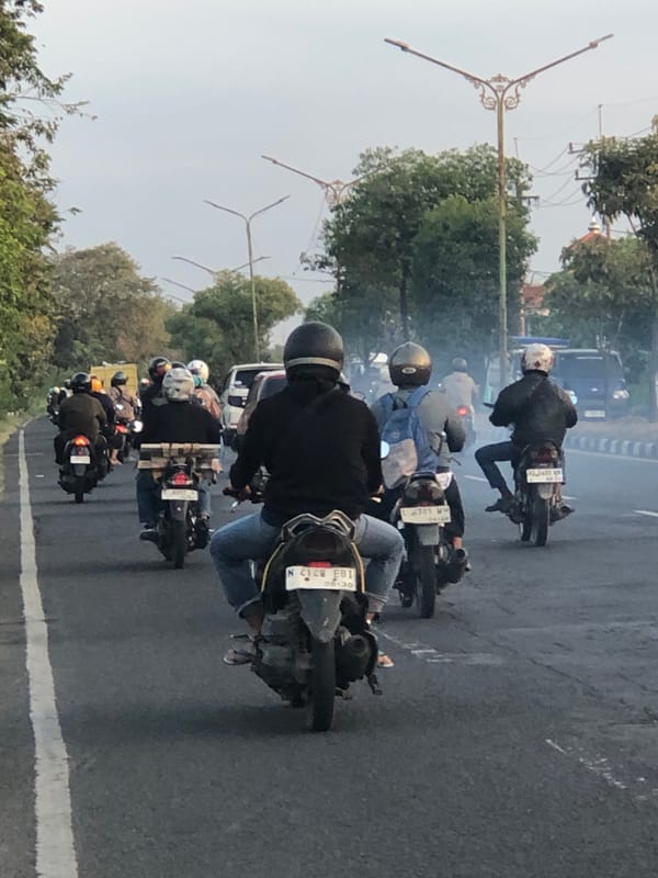 Mixed traffic flows through Siring streets on a cloudy morning
