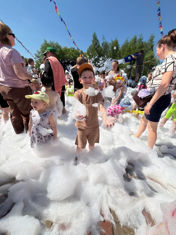 Children enjoy outdoor foam party in Russia