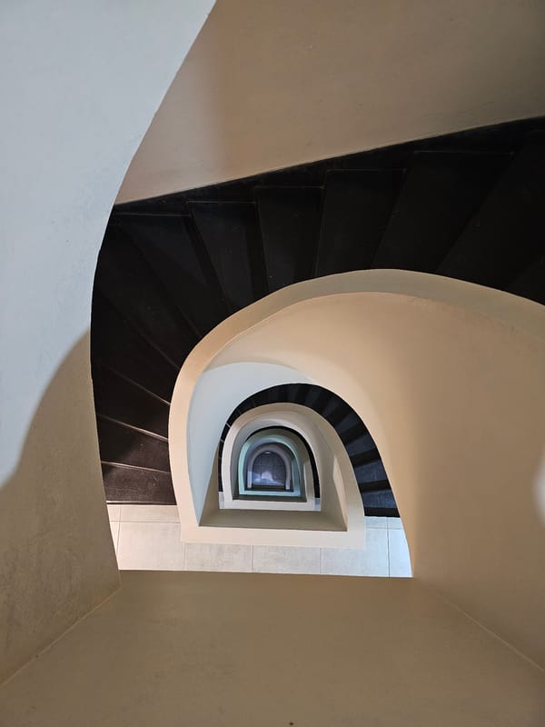 Buenos Aires witnesses document spiral staircase and narrow courtyard views